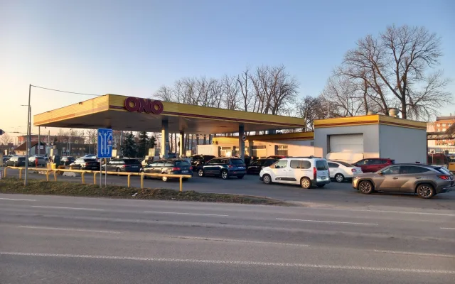 FOTO: V Jihlavě už řidiči nekoupí litr nafty pod 35 korun, stoupají i ceny benzínu