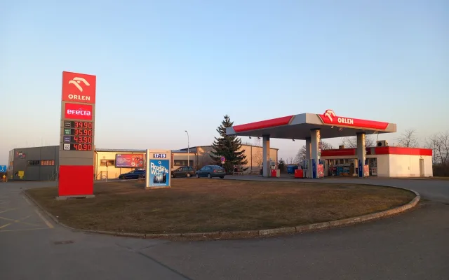 FOTO: V Jihlavě už řidiči nekoupí litr nafty pod 35 korun, stoupají i ceny benzínu