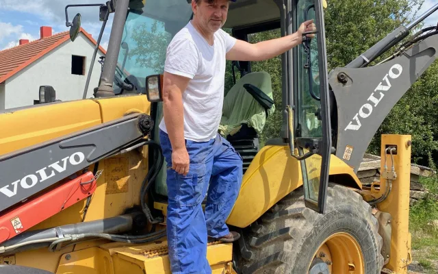 Když kněz přiloží ruku k dílu. Farář Tomáš Holcner nestál za projektem jen svým nápadem, ale fyzicky se zapojil i do prací.