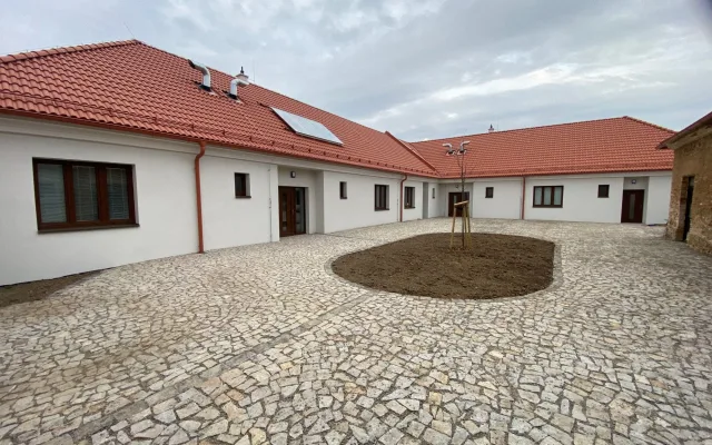 Z chátrající fary je nový domov. V Myslibořicích na Třebíčsku pomůže až 17 lidem