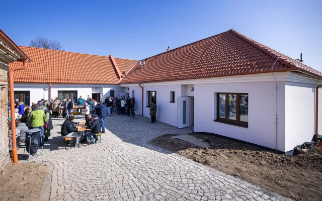Slavnostní požehnání a otevření nového farního domu sv. Anežky v Myslibořicích. Foto: Lukáš Malotín - Člověk a víra