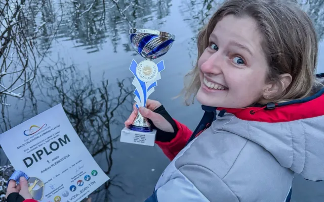 FOTO: Sama vyrazila do Skandinávie plavat v ledové vodě. Andrea Klementová má řadu medailí
