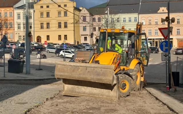 FOTO: Uzavírka na jihlavském náměstí: Dělníci rozebírají dlažbu ve spodní části