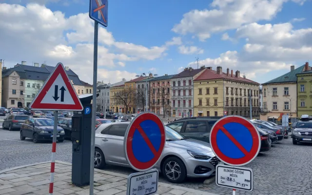 FOTO: Uzavírka na jihlavském náměstí: Dělníci rozebírají dlažbu ve spodní části