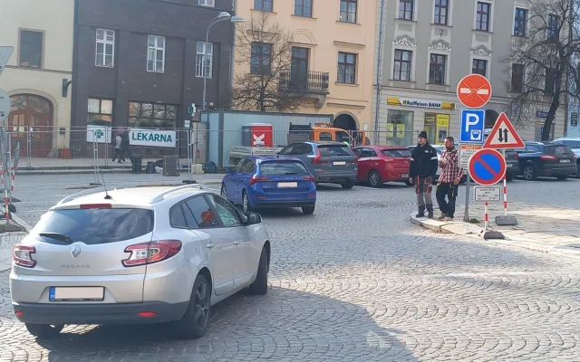 FOTO: Uzavírka na jihlavském náměstí: Dělníci rozebírají dlažbu ve spodní části