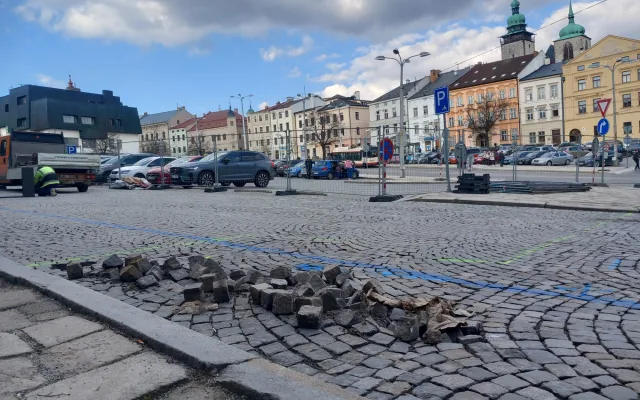 FOTO: Uzavírka na jihlavském náměstí: Dělníci rozebírají dlažbu ve spodní části