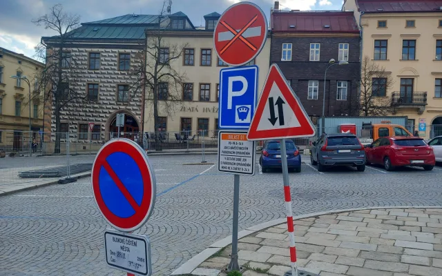 FOTO: Uzavírka na jihlavském náměstí: Dělníci rozebírají dlažbu ve spodní části