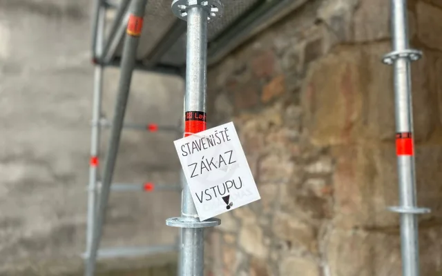 FOTO: Na dominantě Jihlavy roste lešení. Opravy Brány Matky Boží tak brzy začnou