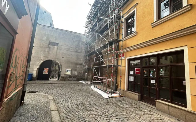 FOTO: Na dominantě Jihlavy roste lešení. Opravy Brány Matky Boží tak brzy začnou