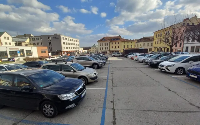 Parkování v Jihlavě XXX: Za Snahou je pořád místa dost, je potřeba sledovat značky