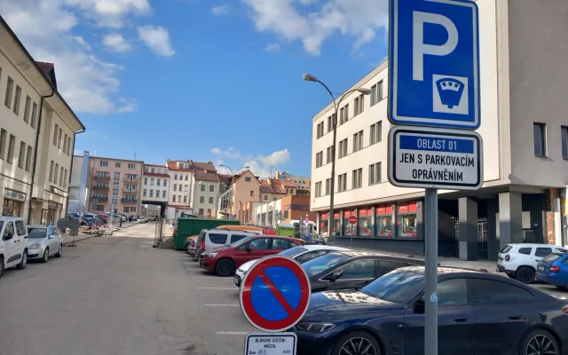 Parkování v Jihlavě XXX: Za Snahou je pořád místa dost, je potřeba sledovat značky
