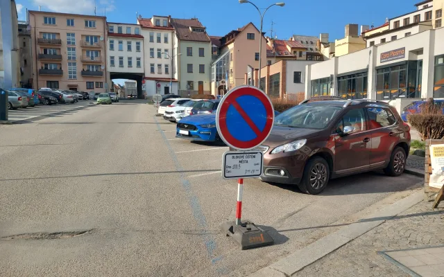 Parkování v Jihlavě XXX: Za Snahou je pořád místa dost, je potřeba sledovat značky
