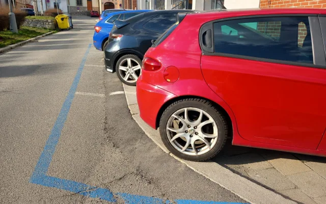 Parkování v Jihlavě XXX: Za Snahou je pořád místa dost, je potřeba sledovat značky