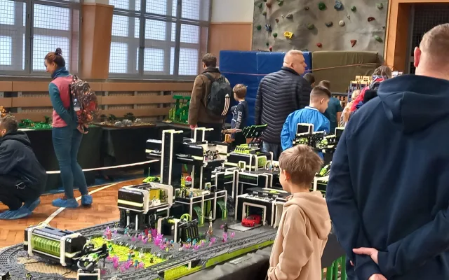 VIDEO: Děti dnes jdou do školy s radostí. Festival kostek láká malé i velké