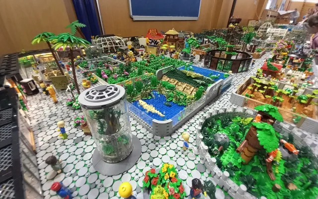 VIDEO: Děti dnes jdou do školy s radostí. Festival kostek láká malé i velké
