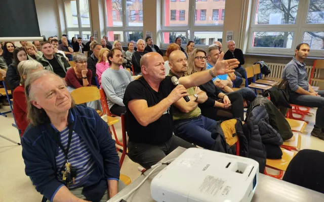 Modré čáry míří i na Bedřichov. Veřejná beseda však byla tentokrát v klidu