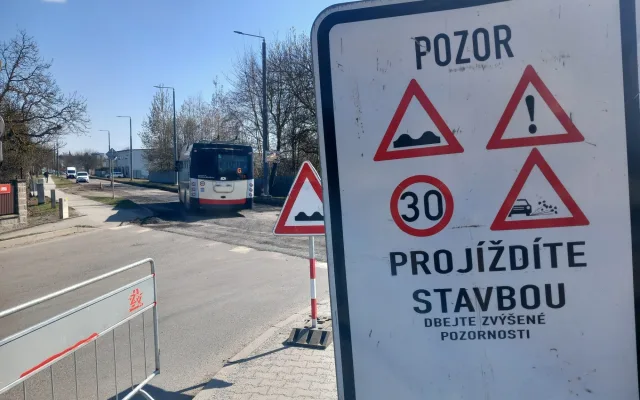 FOTO: Rantířovská ulice je opět rozkopaná. Velký problém to je i pro jihlavskou prádelnu