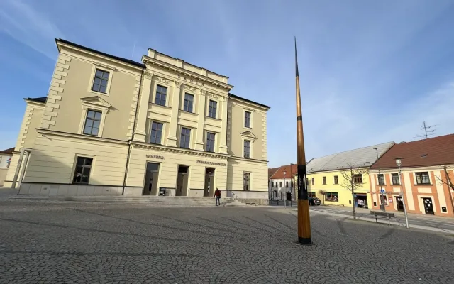 VIDEO: Letní čas v Třešti začne později. Sluneční hodiny se posunou až v úterý