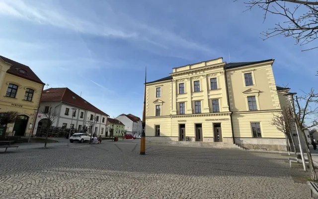 VIDEO: Letní čas v Třešti začne později. Sluneční hodiny se posunou až v úterý