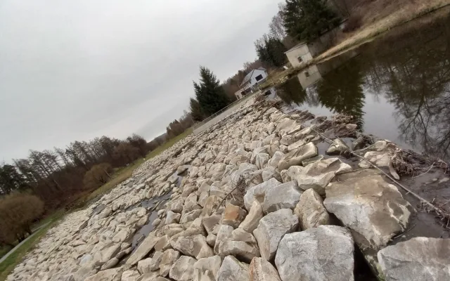 VIDEO, FOTO: Unikátní skluz pro ryby zabodoval: jez u Luk nad Jihlavou je stavbou roku