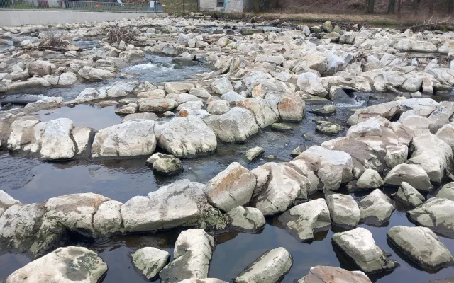 VIDEO, FOTO: Unikátní skluz pro ryby zabodoval: jez u Luk nad Jihlavou je stavbou roku