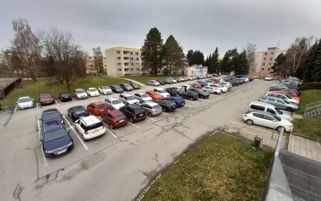 Parkování v Jihlavě XXXI.: Na Březinkách stojí stovky aut zadarmo. Do rána musí zmizet