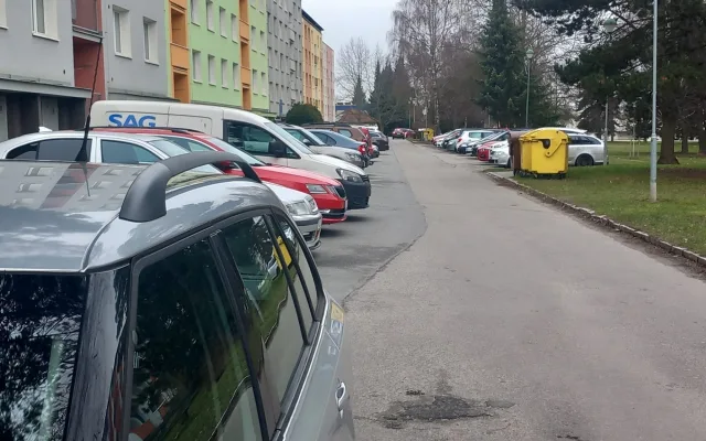 Parkování v Jihlavě XXXI.: Na Březinkách stojí stovky aut zadarmo. Do rána musí zmizet