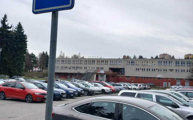 Parkování v Jihlavě XXXI.: Na Březinkách stojí stovky aut zadarmo. Do rána musí zmizet