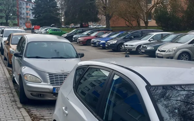 Parkování v Jihlavě XXXI.: Na Březinkách stojí stovky aut zadarmo. Do rána musí zmizet