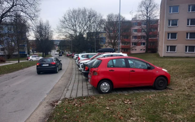 Parkování v Jihlavě XXXI.: Na Březinkách stojí stovky aut zadarmo. Do rána musí zmizet
