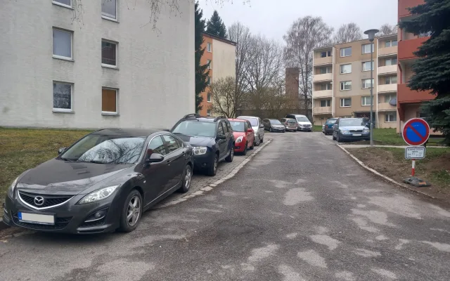 Parkování v Jihlavě XXXI.: Na Březinkách stojí stovky aut zadarmo. Do rána musí zmizet