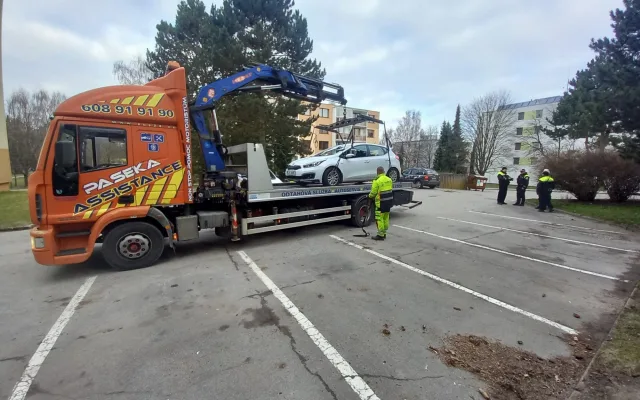 FOTO, VIDEO: Na Březinkách se čistí ulice a auta lítají vzduchem