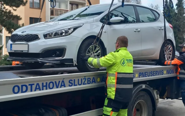 FOTO, VIDEO: Na Březinkách se čistí ulice a auta lítají vzduchem