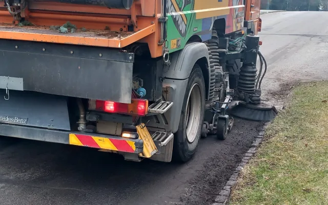 FOTO, VIDEO: Na Březinkách se čistí ulice a auta lítají vzduchem