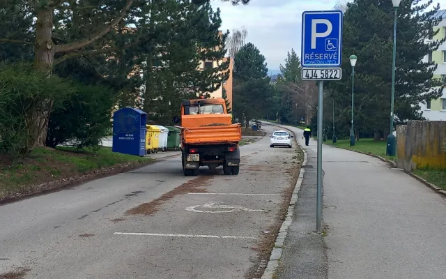 FOTO, VIDEO: Na Březinkách se čistí ulice a auta lítají vzduchem