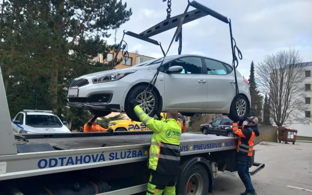 FOTO, VIDEO: Na Březinkách se čistí ulice a auta lítají vzduchem