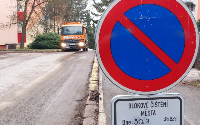 FOTO, VIDEO: Na Březinkách se čistí ulice a auta lítají vzduchem