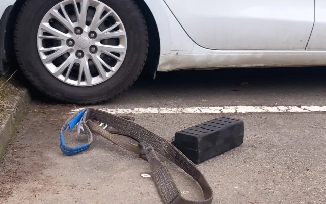 FOTO, VIDEO: Na Březinkách se čistí ulice a auta lítají vzduchem