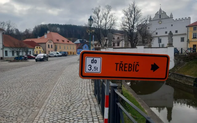 FOTO: Brtnice odříznutá od světa. Zavřené jsou trasy na Třebíč, Luka i Panskou Lhotu