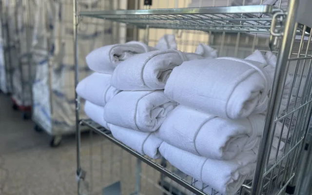FOTO: Tady se pere pro nejlepší hotely v zemi. Jihlavská prádelna jede naplno
