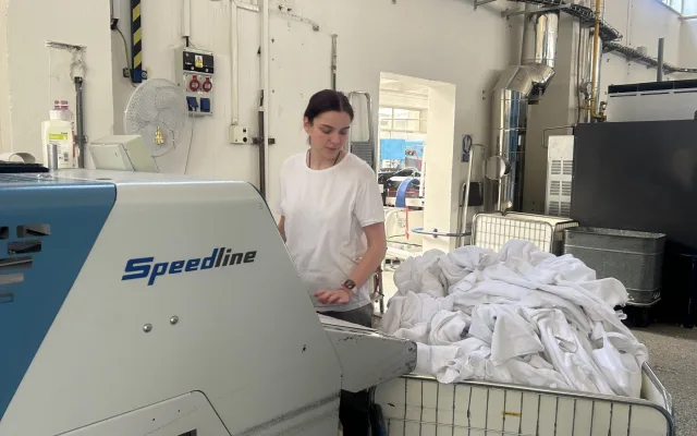 FOTO: Tady se pere pro nejlepší hotely v zemi. Jihlavská prádelna jede naplno