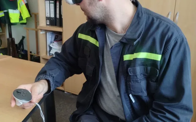 FOTO: Přišel o obě nohy, ale dál bojuje. Honza dojal hasiče na stanici v Jihlavě