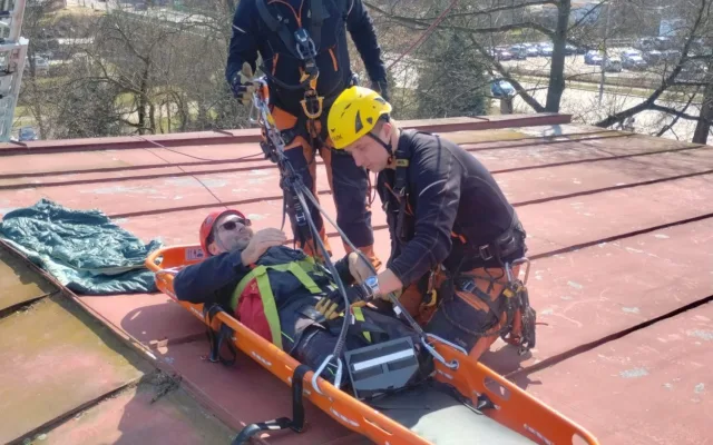 FOTO: Přišel o obě nohy, ale dál bojuje. Honza dojal hasiče na stanici v Jihlavě