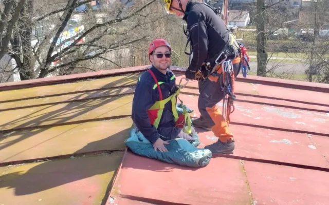FOTO: Přišel o obě nohy, ale dál bojuje. Honza dojal hasiče na stanici v Jihlavě
