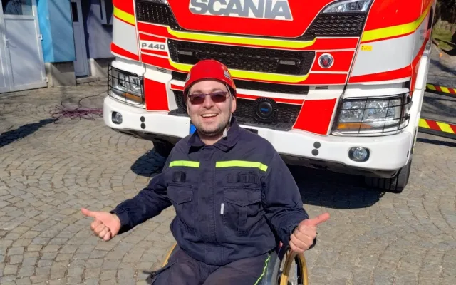 FOTO: Přišel o obě nohy, ale dál bojuje. Honza dojal hasiče na stanici v Jihlavě