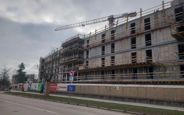 Soud rozhodl: Stavba vysokoškolských kolejí opět stojí, školu bude stát více peněz