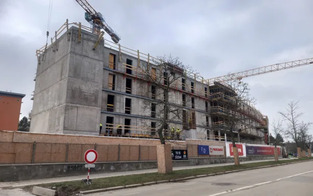 Soud rozhodl: Stavba vysokoškolských kolejí opět stojí, školu bude stát více peněz