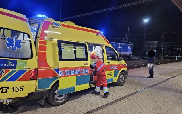 Sanitka nemohla k peronu. V Jihlavě ošetřoval lékař pacienta za jízdy ve vlaku