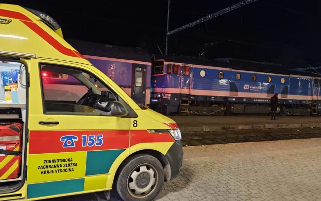 Sanitka nemohla k peronu. V Jihlavě ošetřoval lékař pacienta za jízdy ve vlaku