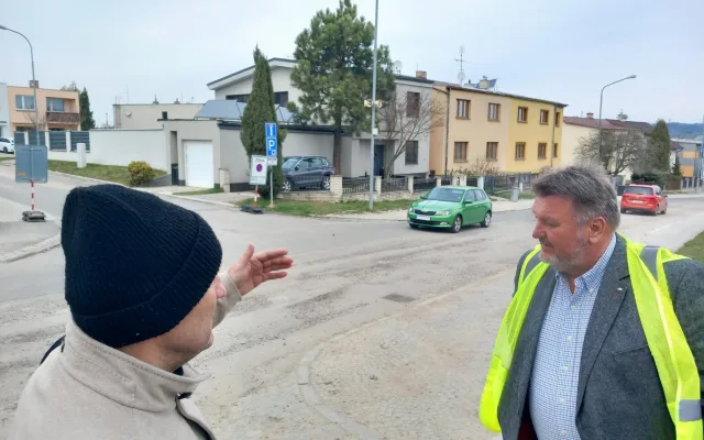 FOTO: V Rošického přestanou auta jezdit po chodníku. Radikální proměna ulice brzy začne